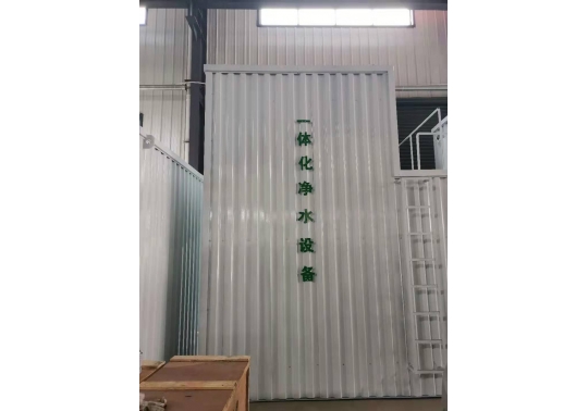 生活廢水處理設(shè)備系統(tǒng)軟硬件：由混凝土池、沉砂池、過(guò)濾池、水體平穩(wěn)加藥設(shè)備、反清洗設(shè)備、離心水泵及電控柜構(gòu)成